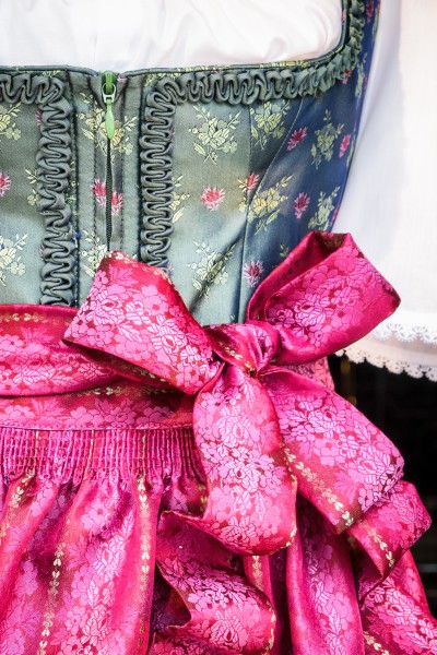 Dirndl_links_gebunden_.jpg